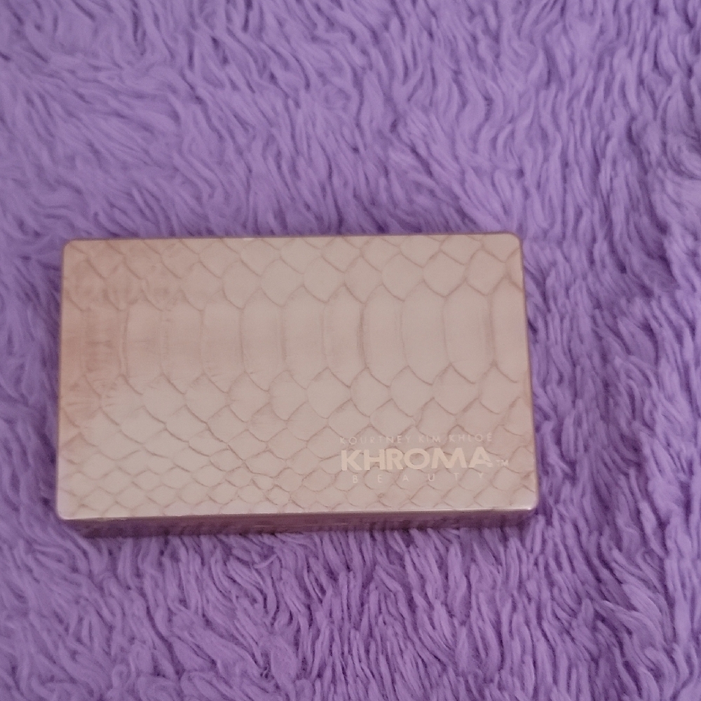 Kourtney Kim Khloe Khroma Beauty Gold Eyeshadow Palette Luxurious Design